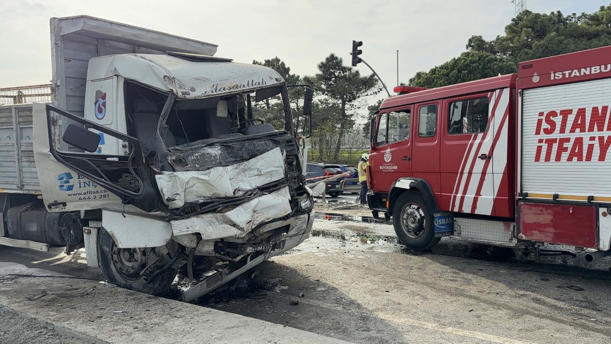Arnavutköy’de iki kamyon çarpıştı: Sürücü araç içinde sıkıştı