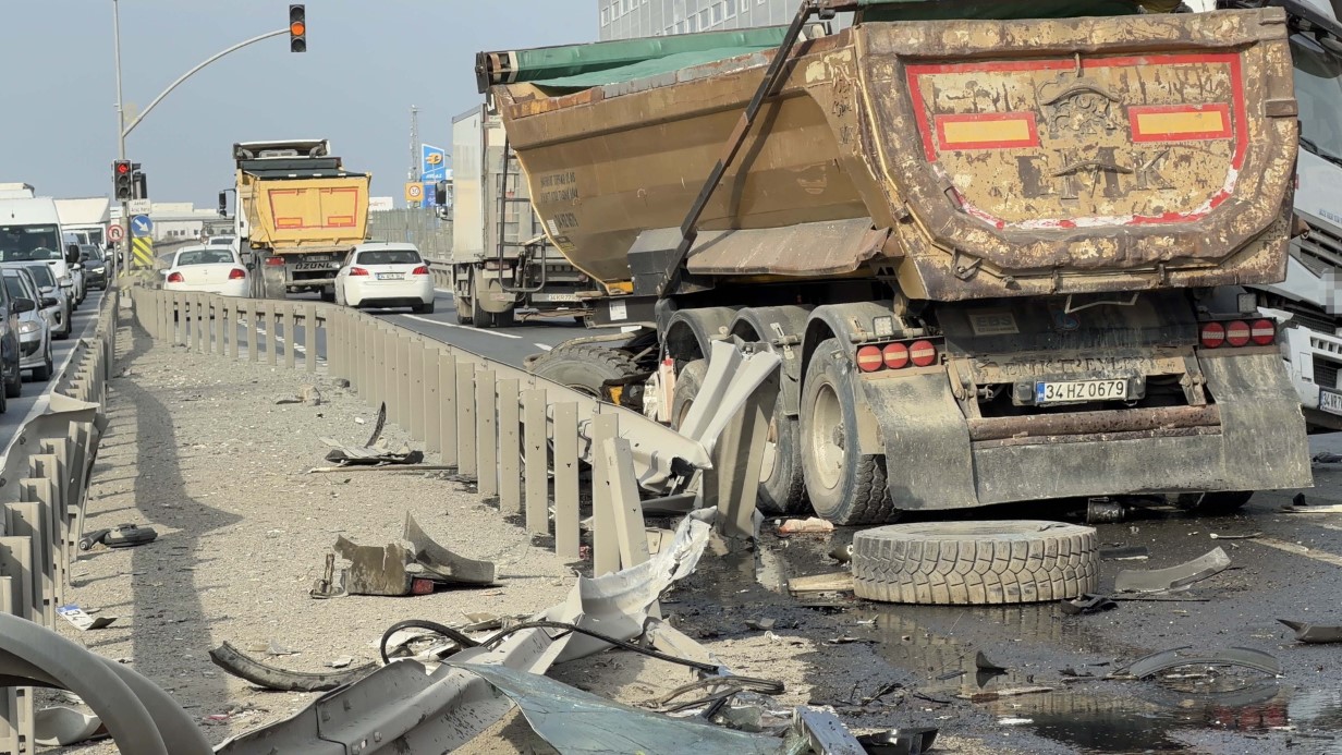 Arnavutköy’de iki kamyon çarpıştı: Sürücü araç içinde sıkıştı