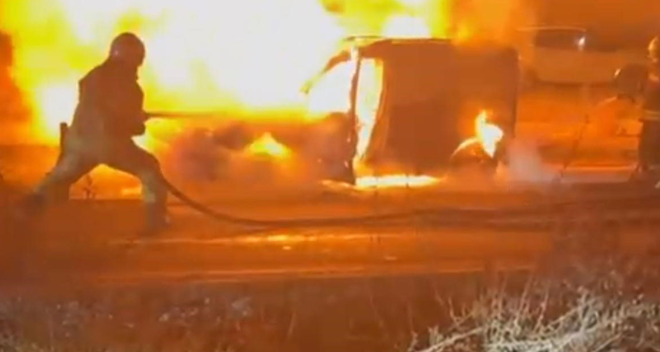 Diyarbakır’da hafif ticari araç alev topuna döndü