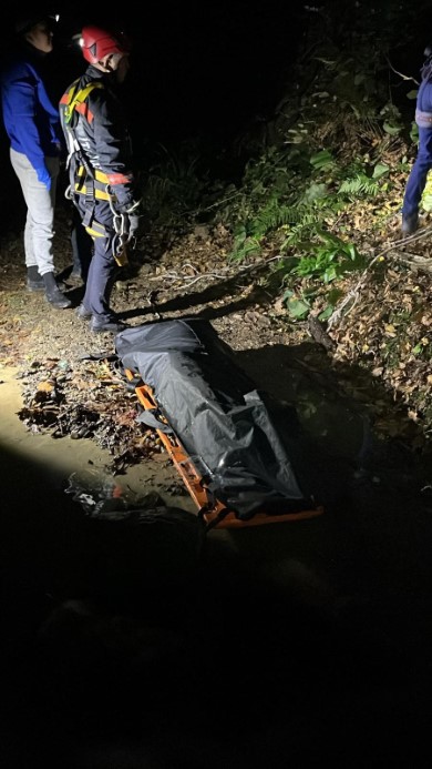 Araç yanında tüfek ve kan izleri, cesedi ise 150 metre aşağıda bulundu