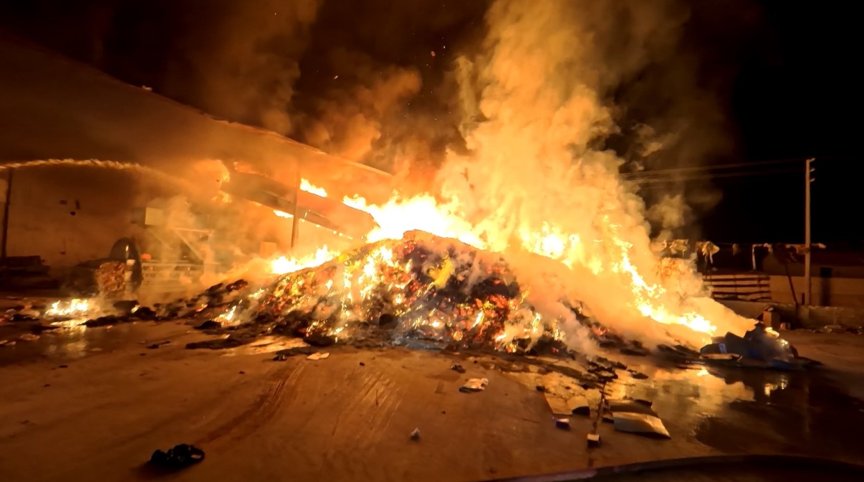 Aksaray’da alevli gece: Geri dönüşüm tesisi alev alev yandı