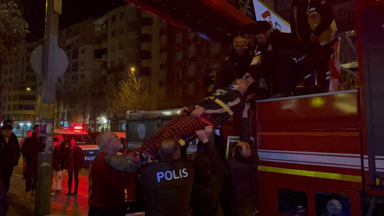 2’nci kattan kafenin tentesine düşen şahsı itfaiye aşağıya indirdi