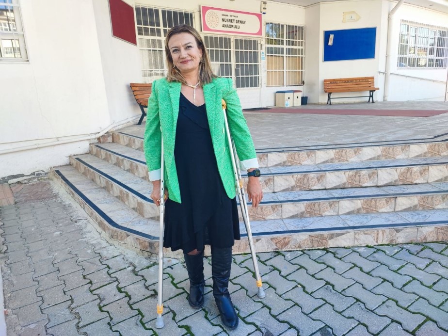 Doğuştan koltuk değneğine mahkumdu, yılmadı öğretmen oldu