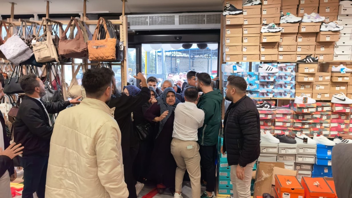10 liraya ayakkabı, çanta, kıyafet satıldığını duyan koştu