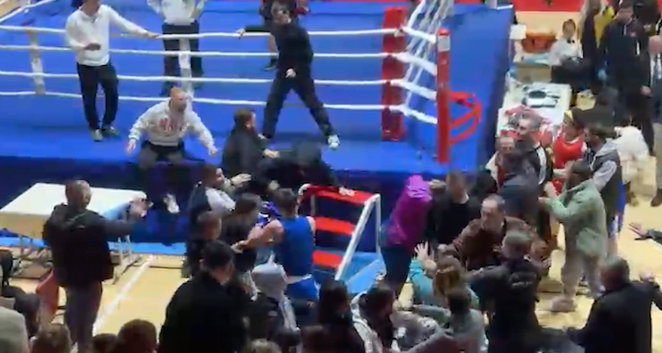 Boks turnuvasında kavga ring dışına taştı, yumruklar havada uçuştu