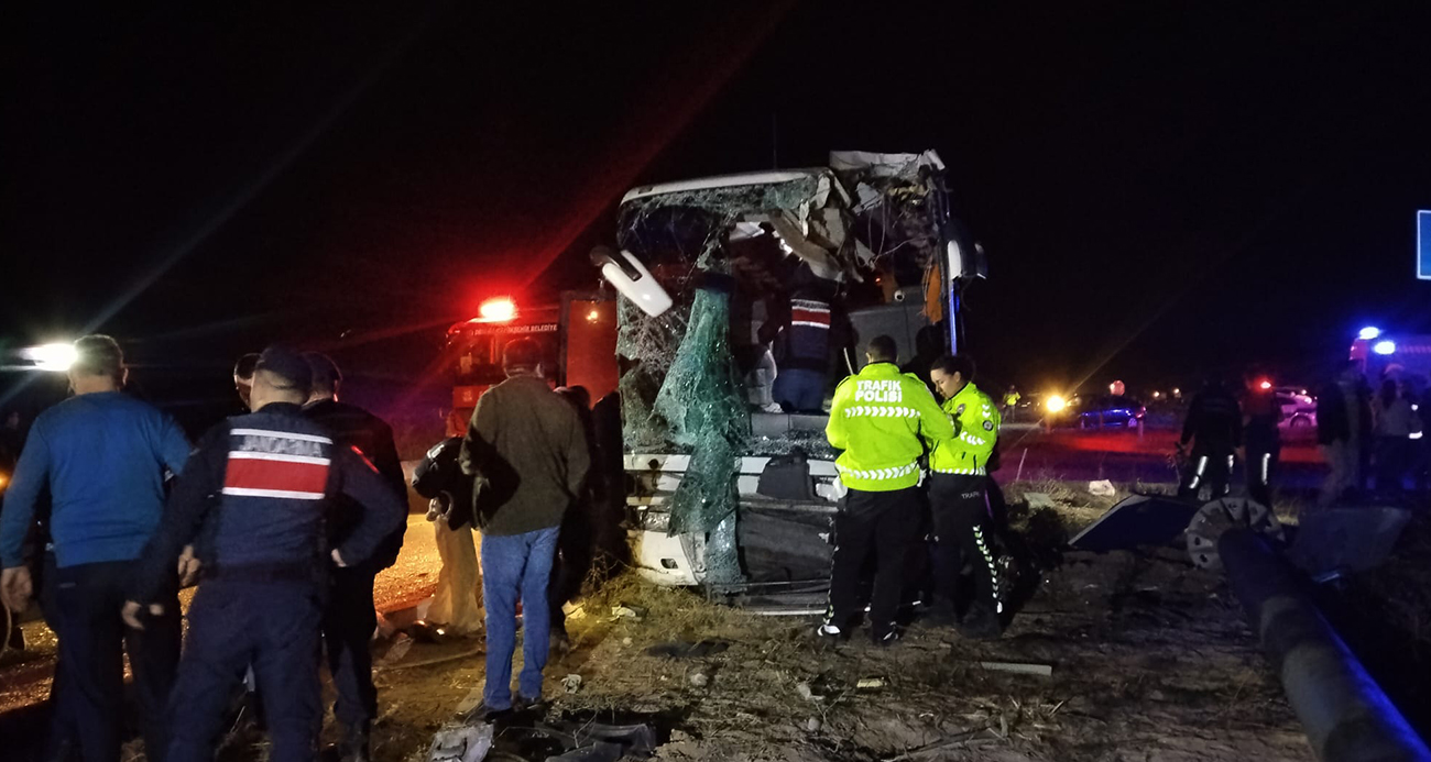 Denizli'de minibüs yolcu otobüsüyle çarpıştı: 1 ölü, 13 yaralı