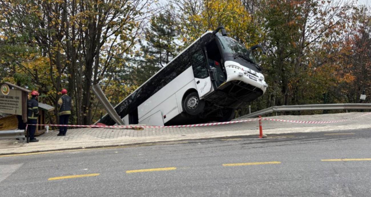 Facianın eşiğinden dönüldü: Tur otobüsü şarampole düştü