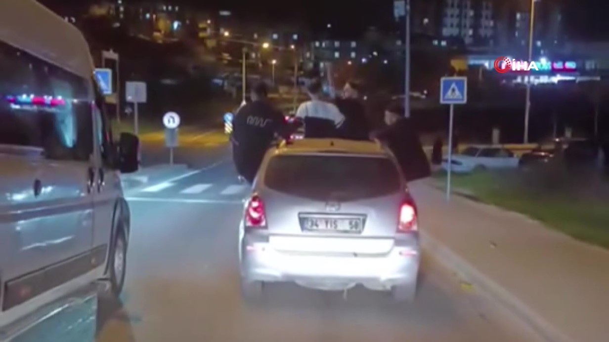 Arnavutköy’de araç üstünde tehlikeli yolculuk kamerada