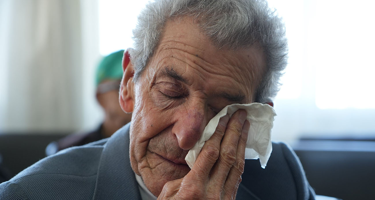 Huzurevinde öğrencilerden emekli öğretmenlere gönülleri ısıtan sürpriz: Gözyaşları sel oldu