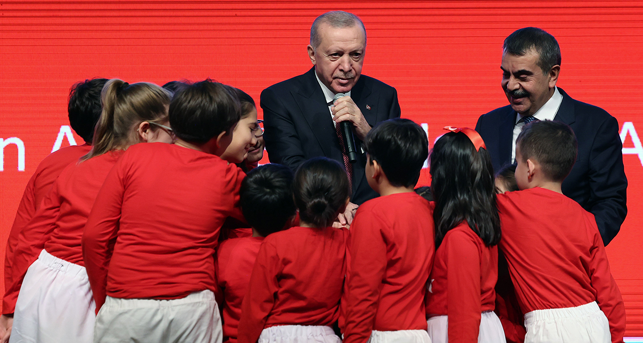 Cumhurbaşkanı Erdoğan: "Büyürken çocuklarımıza ve gençlerimize bizim yaşadığımız dünyayı empoze ederek bir yere varamayız"