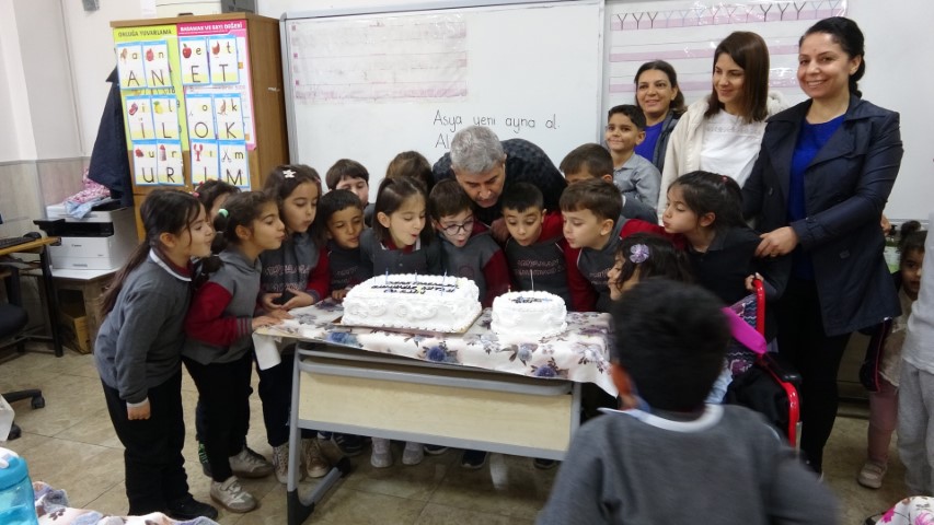 Depremin yaralarını öğrencileriyle sardı