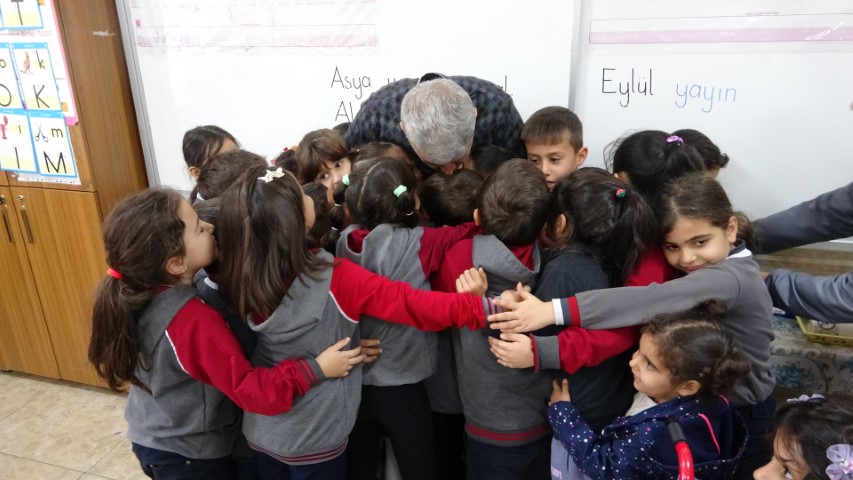 Depremin yaralarını öğrencileriyle sardı