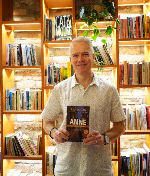 İngiliz yazar T.M. Logan, İstanbul’da okuyucularıyla bir araya geldi