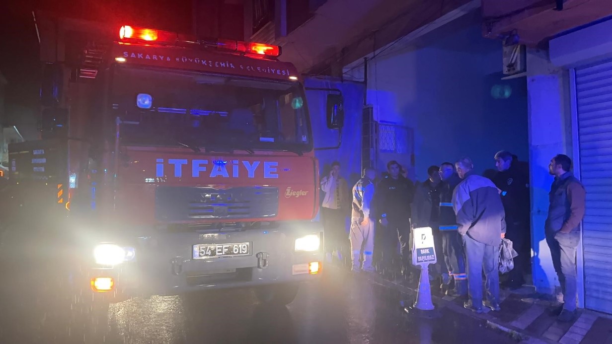 Yıldırım 4 katlı binanın çatısına düştü, mahalleli sokağa döküldü