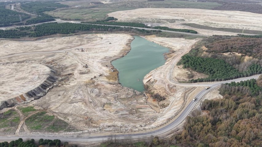İBB hafriyat alanı ilan edilen Mavi Göl yolunu asfaltladı, meclis üyesi Zeki Koç tepki gösterdi