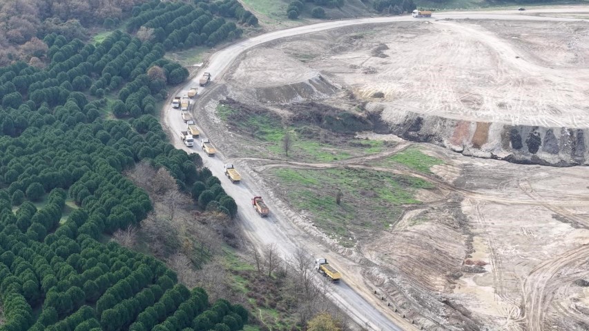 İBB hafriyat alanı ilan edilen Mavi Göl yolunu asfaltladı, meclis üyesi Zeki Koç tepki gösterdi