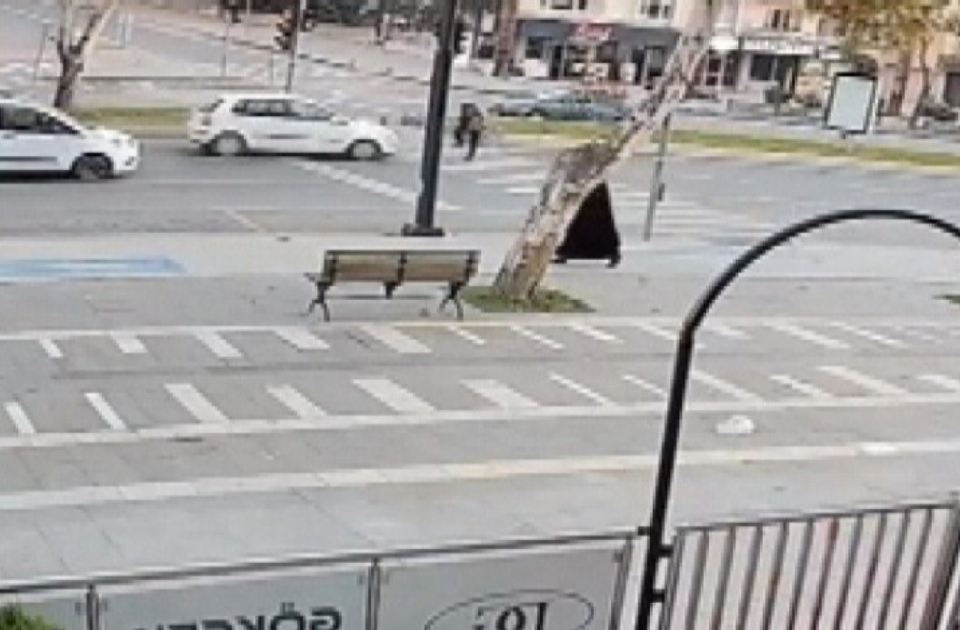 Otomobilin çarptığı yaya metrelerce savruldu!