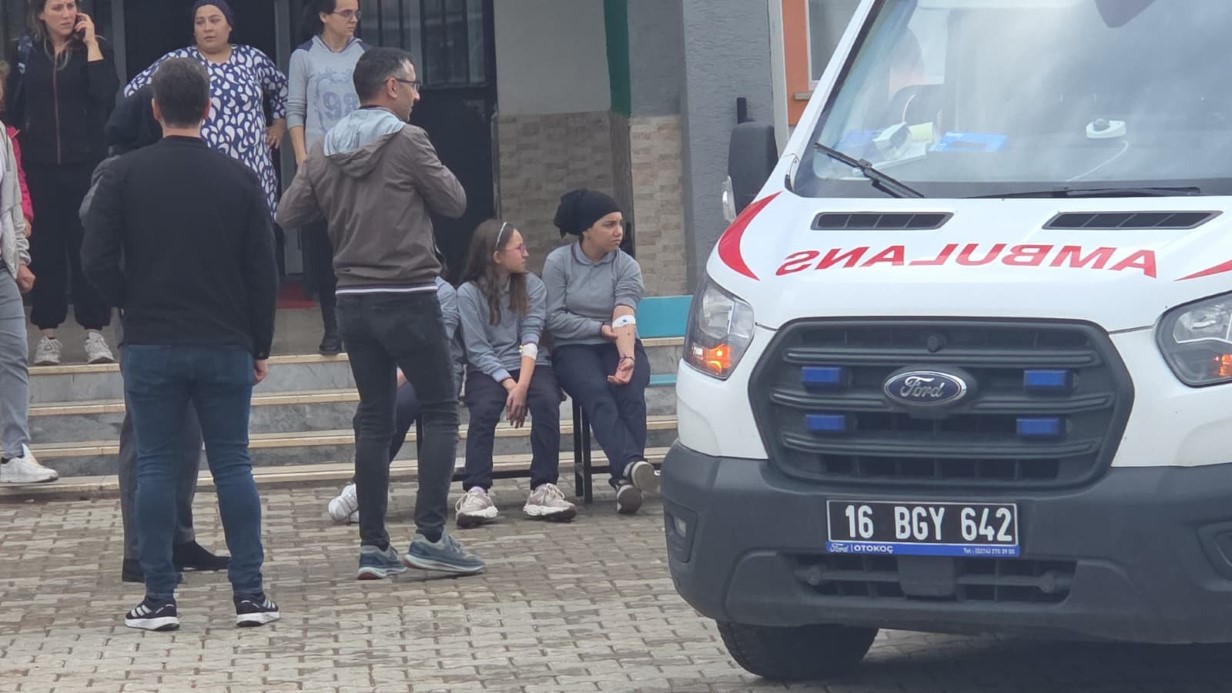 Şinitzel ve makarna yiyen öğrenciler hastaneye kaldırıldı: 20 öğrenci ambulansla sevk edildi