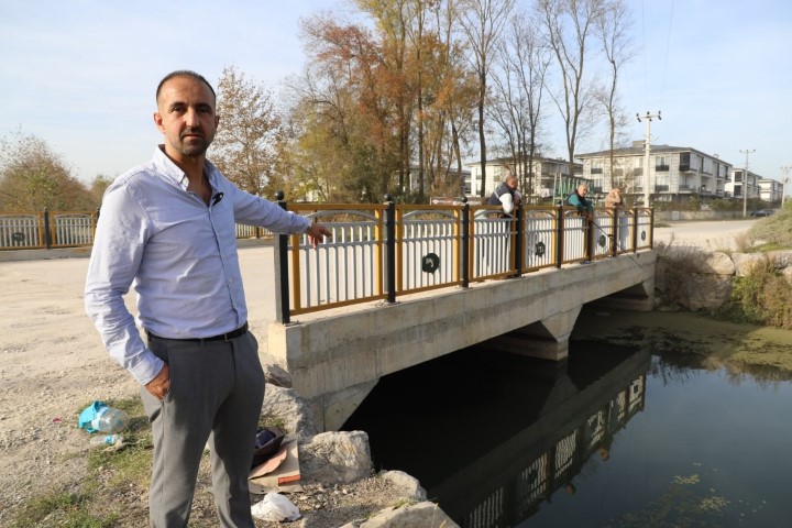 Su kanalı adeta çöplüğe döndü: Vatandaş Karasu Belediyesi’ni göreve çağırdı