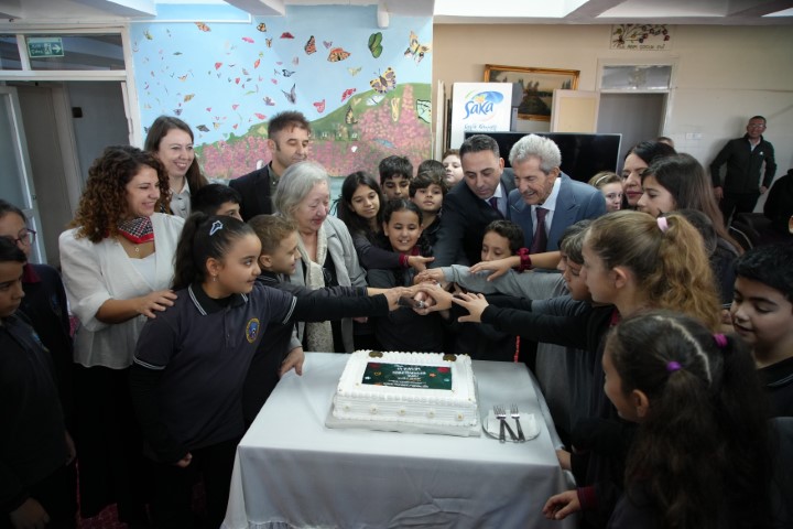 Huzurevinde öğrencilerden emekli öğretmenlere gönülleri ısıtan sürpriz: Gözyaşları sel oldu