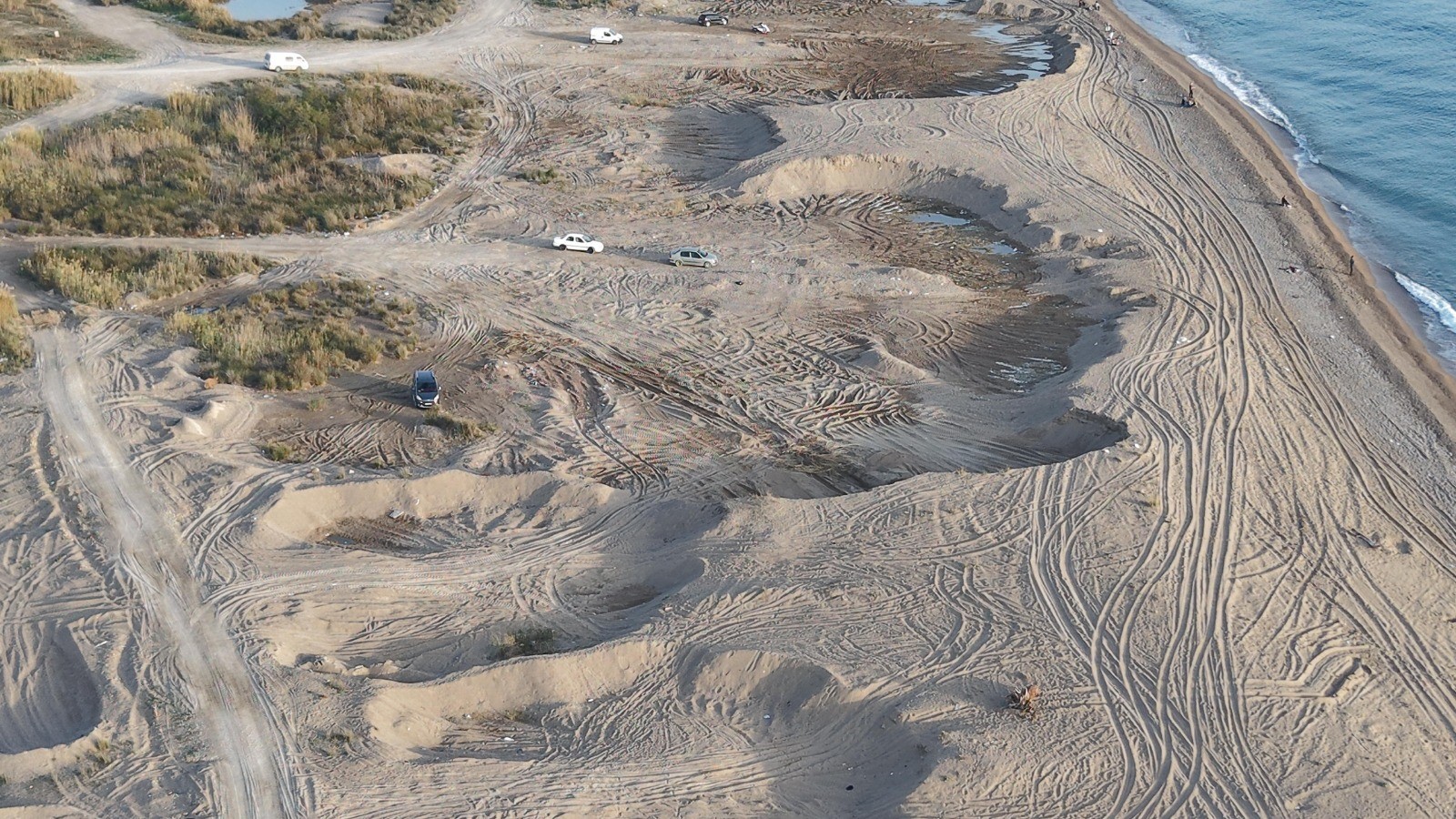 Antalya’da kumları çalıp sahilleri talan etmişlerdi: Kamyonlar dolusu plaj kumu bulundu
