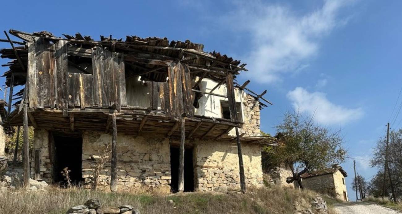 450 yıllık köy hayalet köye dönüştü...Köyde sadece 4 kişi yaşıyor