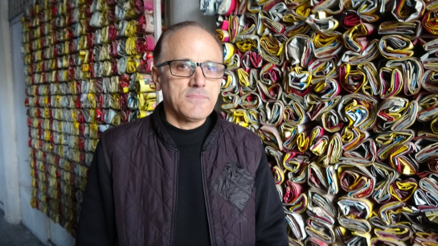 Müşteri ne içtiğini bilsin diye 18 yıldır demleyip sattığı çayların boş paketlerini sergiliyor