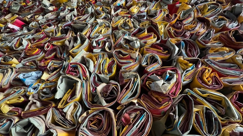 Müşteri ne içtiğini bilsin diye 18 yıldır demleyip sattığı çayların boş paketlerini sergiliyor