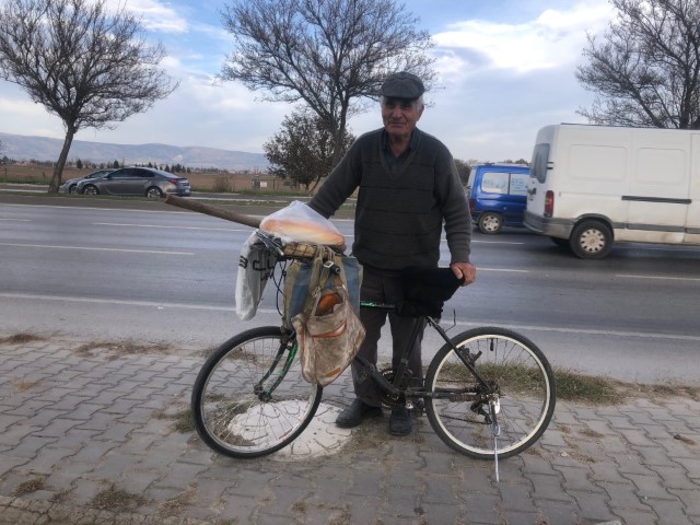 84 yaşında pedal çevirerek geçimini sağlıyor