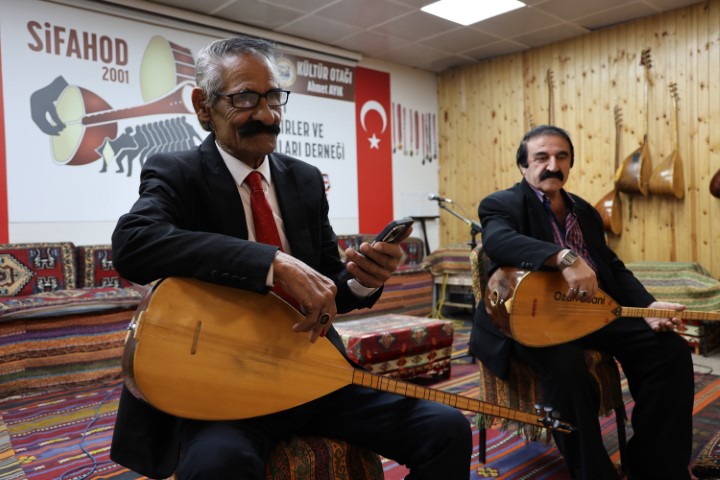Yapay zeka Sivas türkülerine de el attı, aşıklar ikiye bölündü
