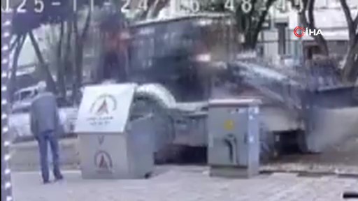 Yaşlı adamın kepçenin altında kaldığı kazanın görüntüleri ortaya çıktı