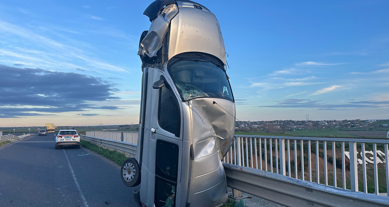 Tekirdağ’da ilginç kaza: Bariyere çarpan araç dik durdu, 2 kişi yaralandı