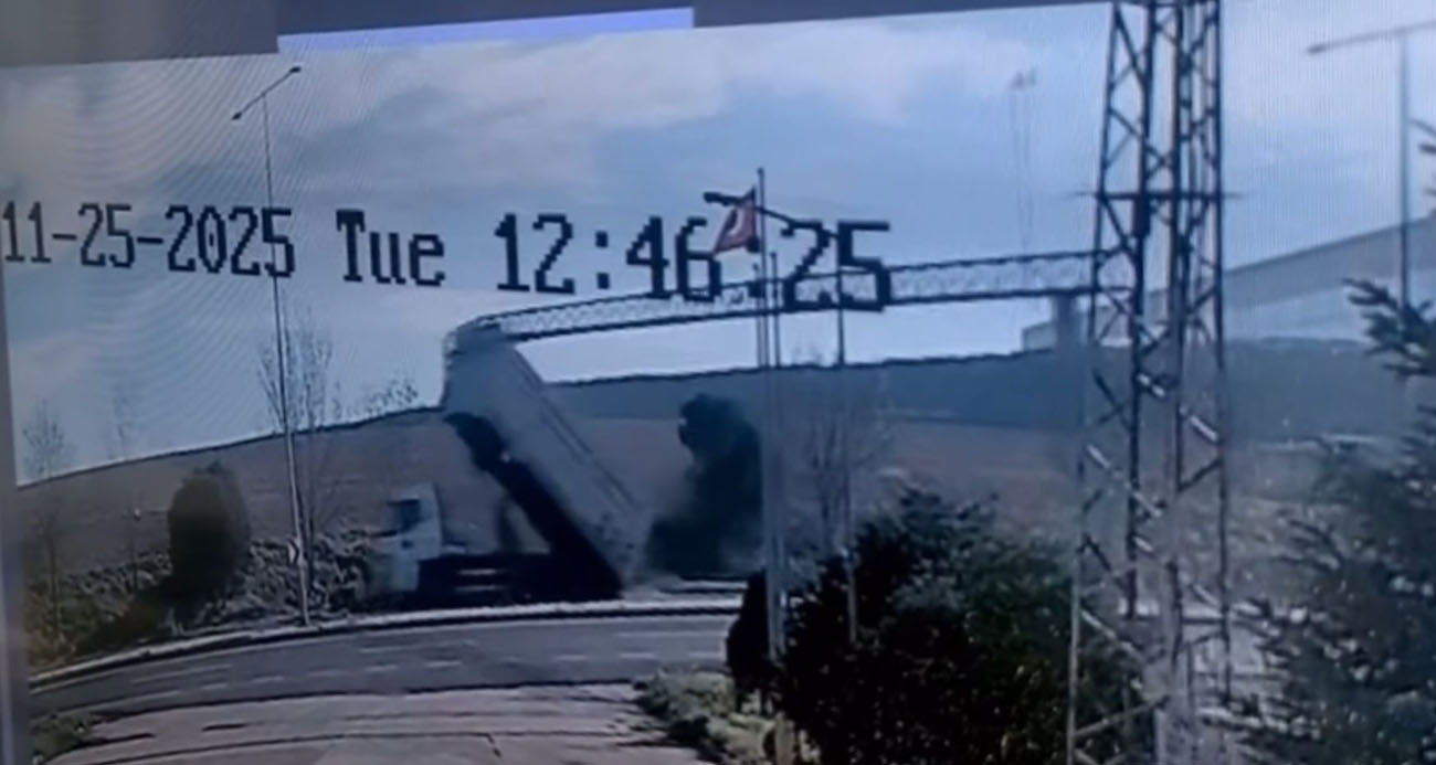 Kamyonun açılan damperi direkleri yıktı, o anlar kameraya yansıdı