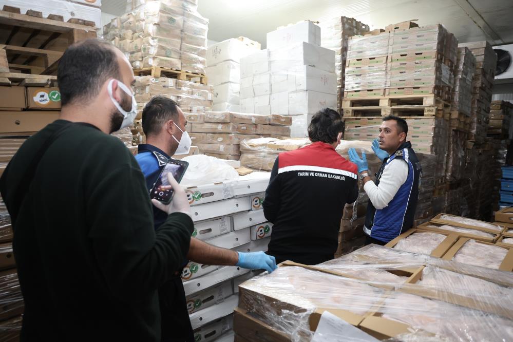 Antalya’da tarihi geçmiş 25 ton tavuk ele geçirildi, 2 işletme mühürlendi
