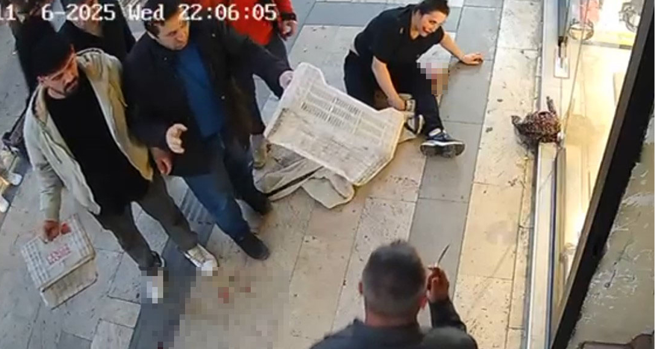 Bıçaklı saldırıya uğrayan kadını, esnaflar meyve kasalarıyla kurtardı