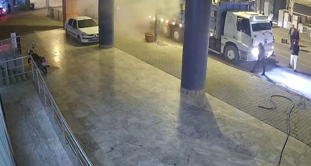 Seyir halindeki kamyonun kasası alev aldı