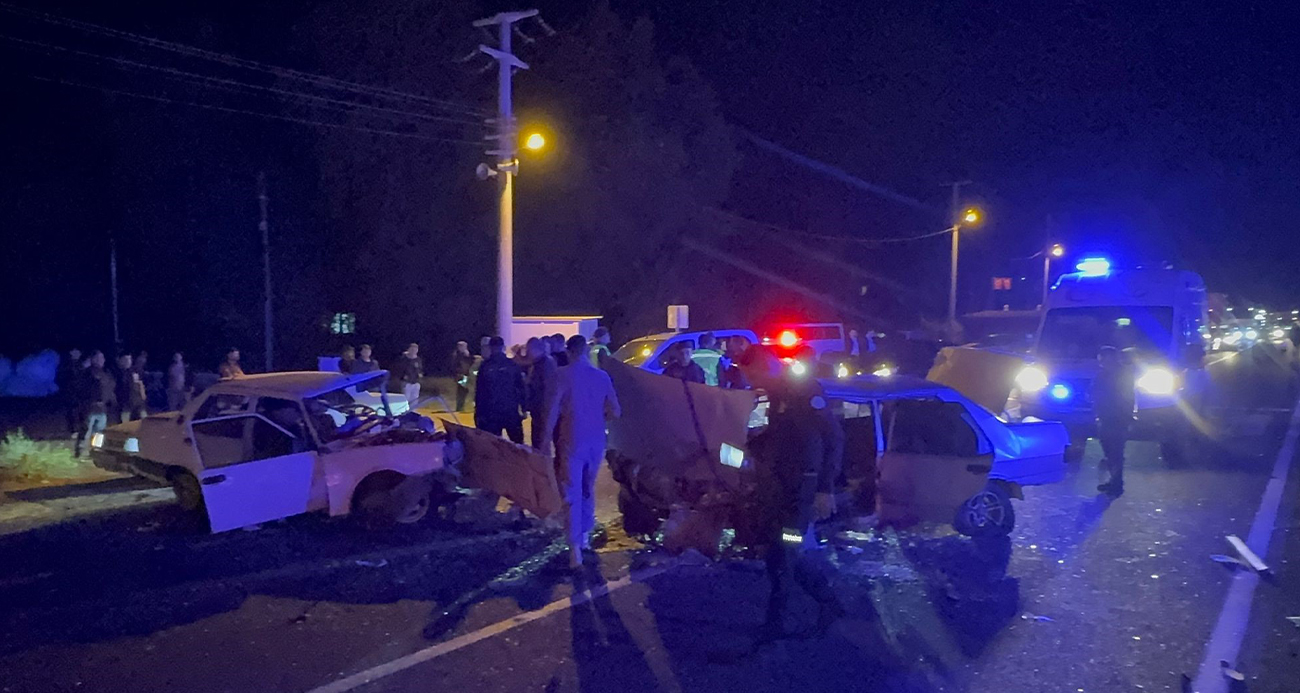 İki Tofaş araç kafa kafaya çarpıştı: 2’si ağır 3 yaralı