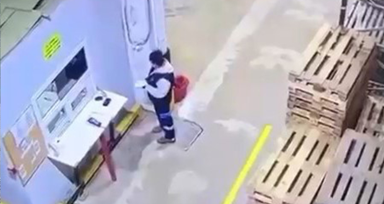 Paletlerin altında kalmaktan son anda kurtuldu