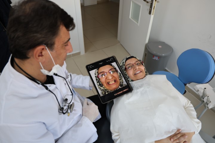 Depremlerden etkilendi, diş tedavisinde implantı rafa kaldıracak cam fiber uygulamasını geliştirdi