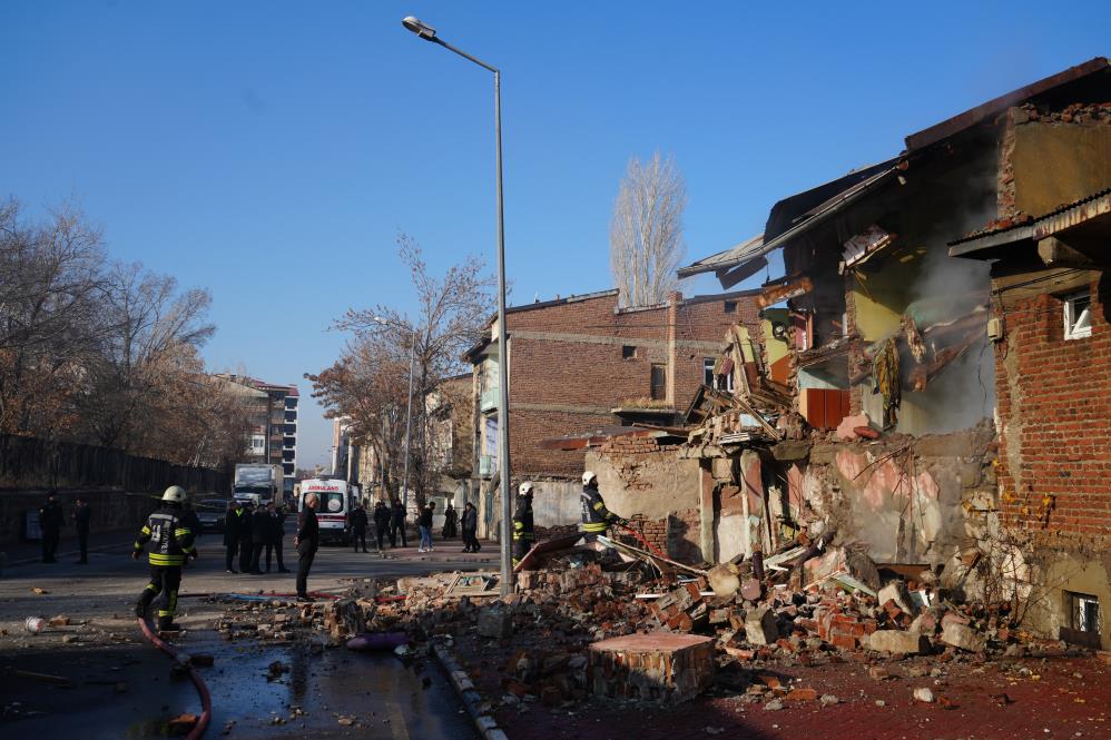 Erzurum’da doğalgaz patlaması: 2 ev çöktü, 1 yaralı