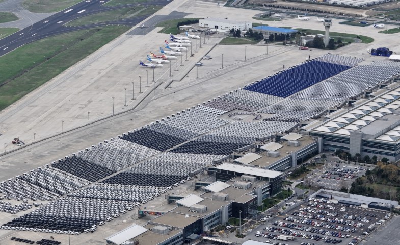 Atatürk Havalimanı’nda teslime hazır binlerce araç tek karede görüntülendi