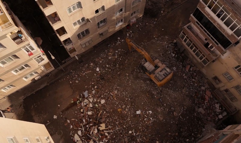 Bahçelievler’de yıkım sonrası yan binanın duvarının olmadığı ortaya çıktı