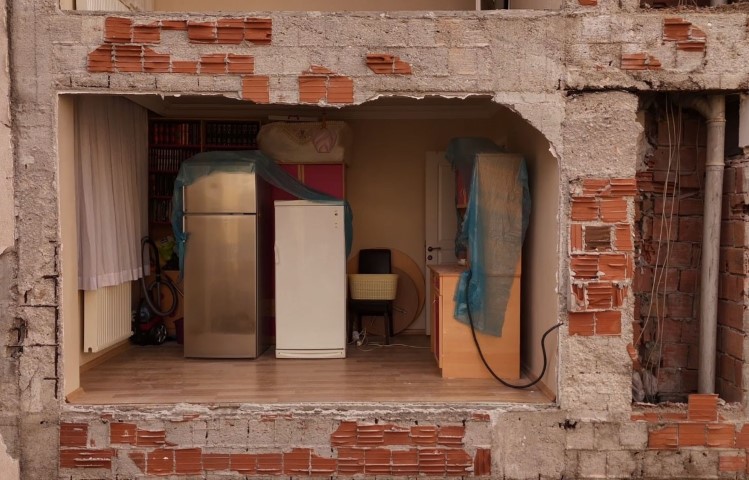 Bahçelievler’de yıkım sonrası yan binanın duvarının olmadığı ortaya çıktı