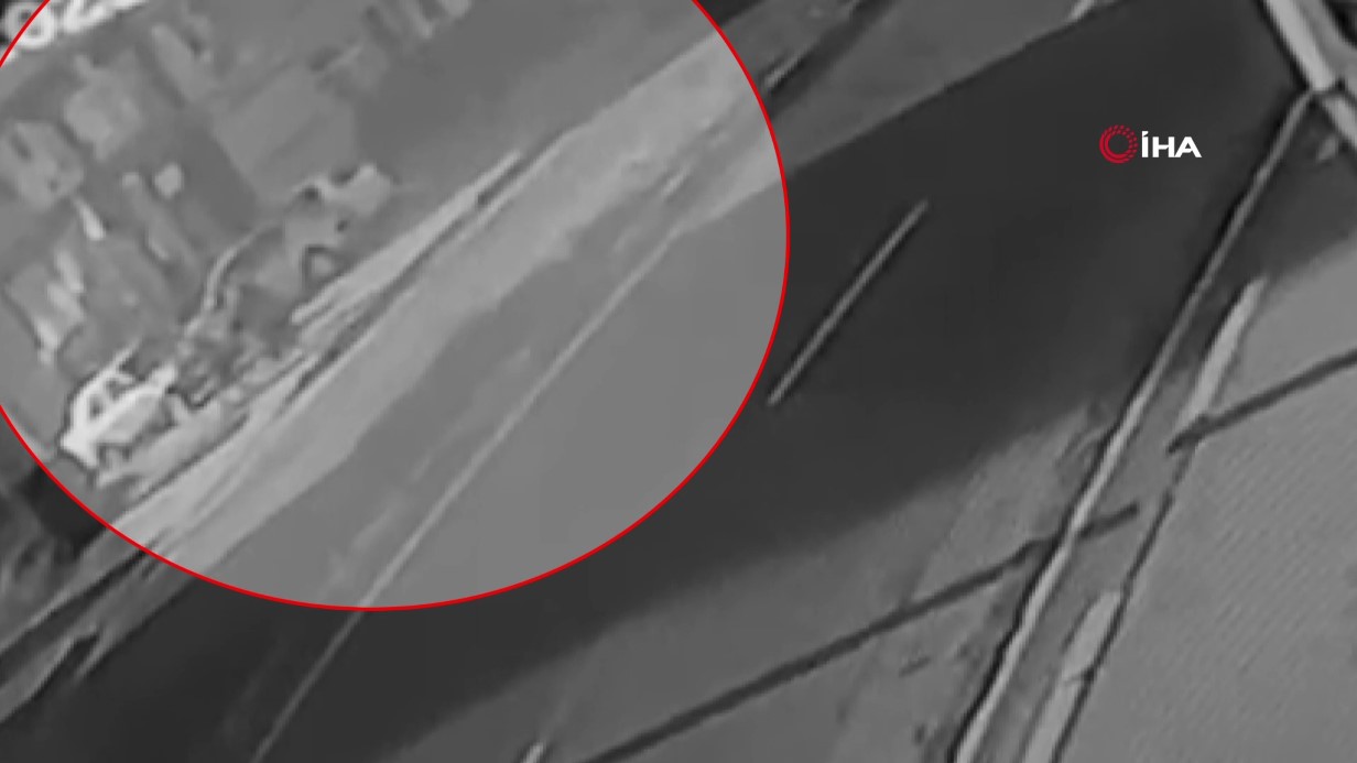 Kaldırımda yürürken dehşeti yaşadılar: Otomobilin altında kalan babaanne ve 2 torunu ağır yaralandı