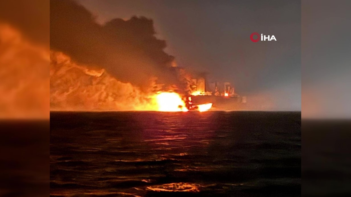 Yangın çıkan gemideki 25 kişi tahliye edildi: Yanan gemi görüntülendi