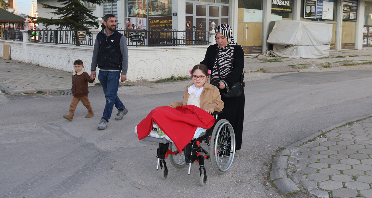 Bir bacağı kısa olan kızını her gün sınıfa kucağında taşıyan anneden ‘asansör’ talebi