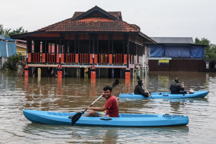 Güney Asya'daki sel ve toprak kaymalarında ölü sayısı 295'e yükseldi