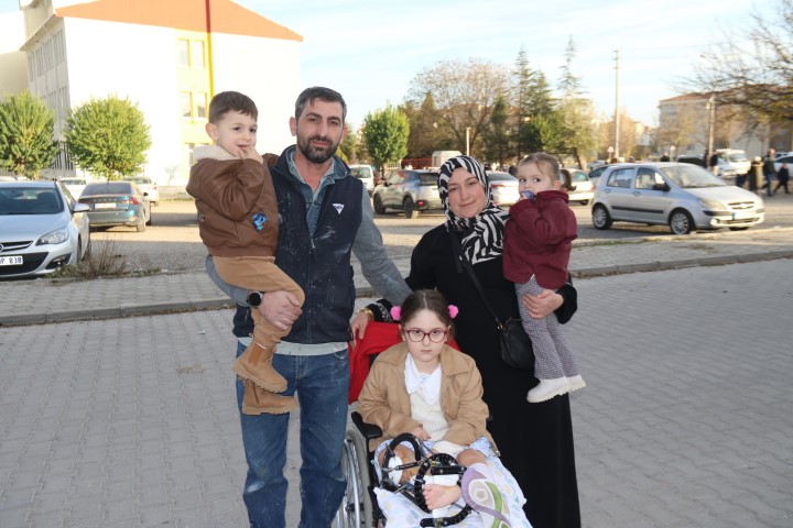 Bir bacağı kısa olan kızını her gün sınıfa kucağında taşıyan anneden ‘asansör’ talebi
