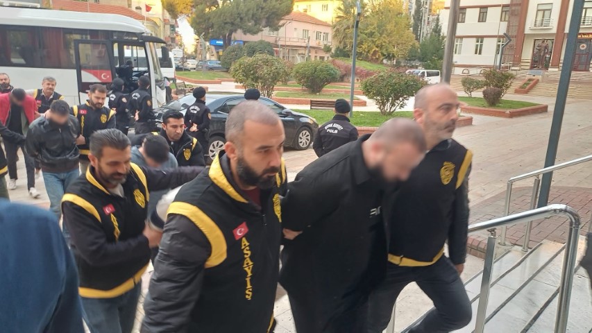 Lüks araçlar için ön ödeme vaadiyle vatandaşları dolandırdılar