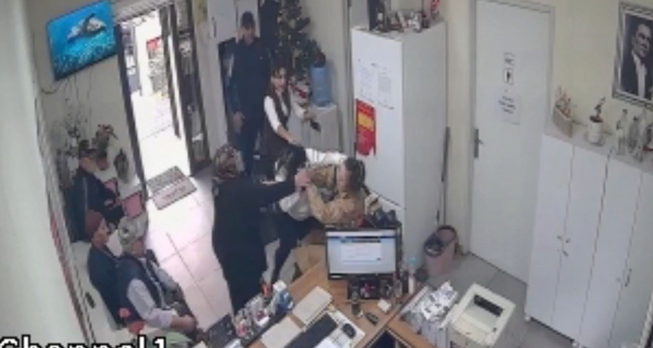 Pendik’te muhtarlıkta "belge krizi" çıktı, vatandaş ve muhtar tekme tokat birbirine girdi